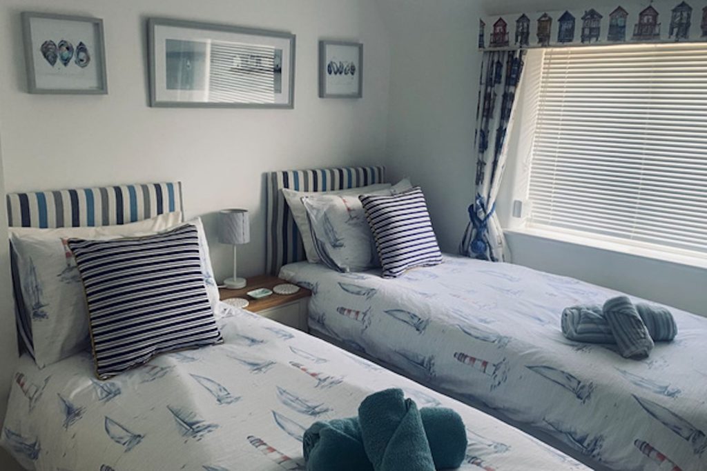 bedroom 2 twin