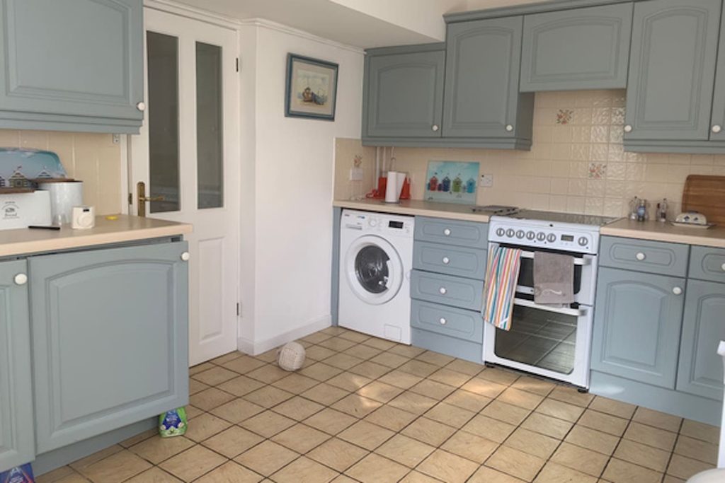 fully furnished kitchen