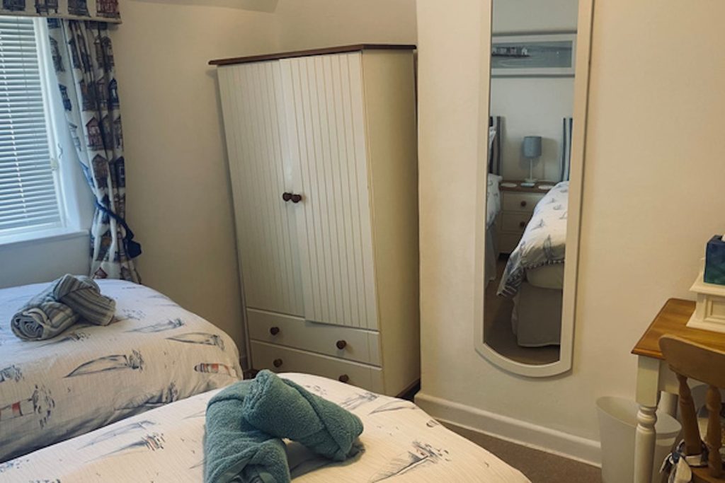 twinroom with miirror